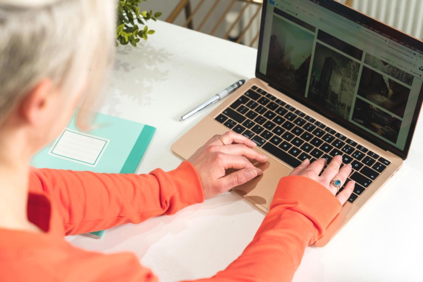 Persona revisando opciones financieras ante emergencia económica imprevista con documentos