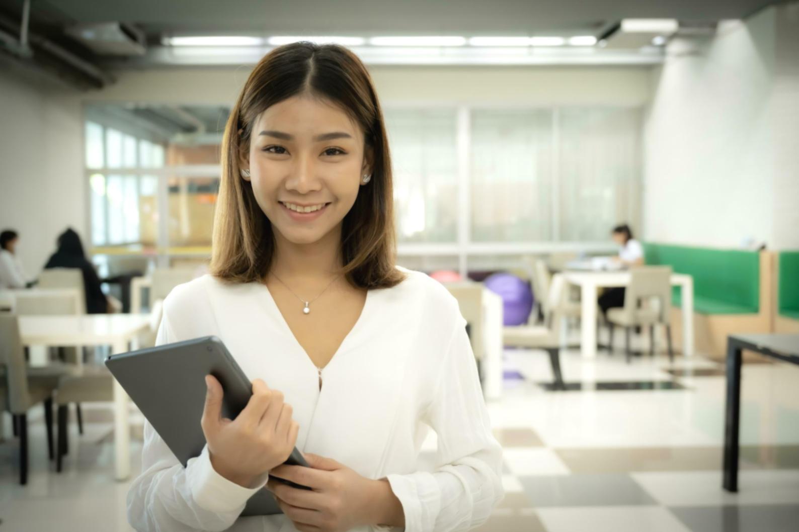 Calendario financiero mostrando ingresos variables de freelancer distribuidos irregularmente