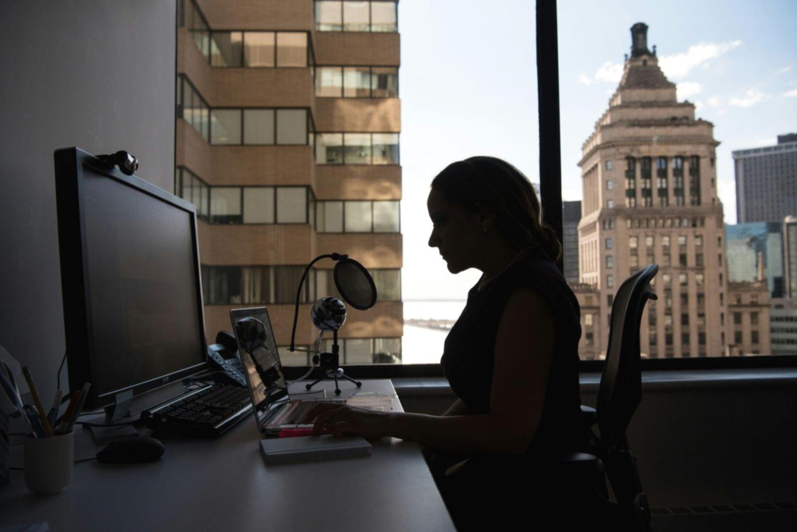 Espacio de trabajo organizado para estudiar finanzas desde casa