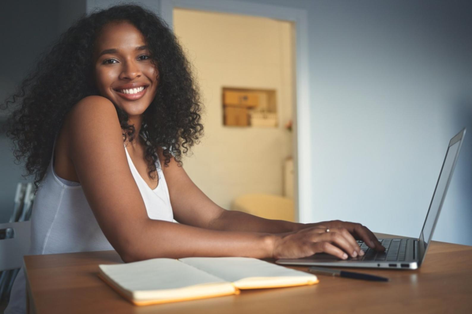 Registro detallado de pequeños gastos diarios en cuaderno para análisis de patrones