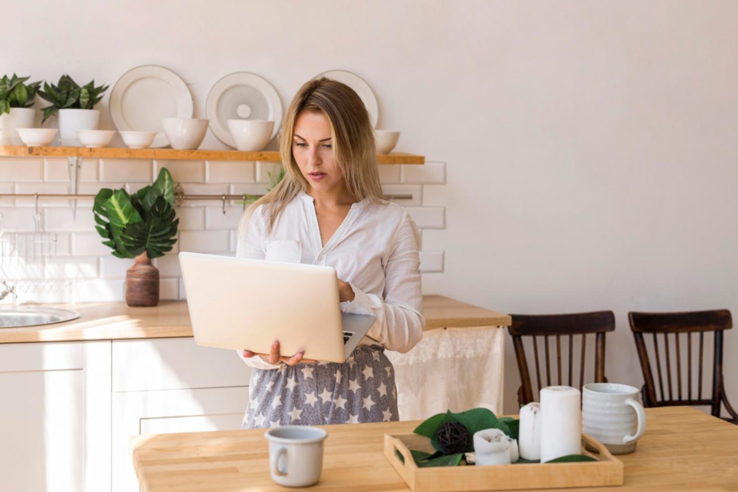 Grupo pequeño de estudiantes trabajando juntos en ejercicios de presupuesto colaborativo