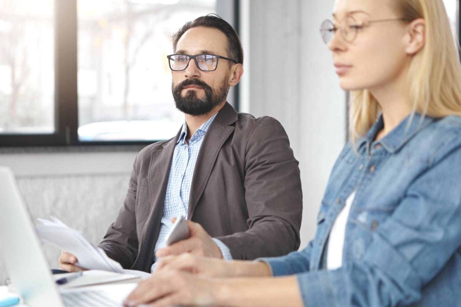 Persona organizando documentos financieros y calculadora para presupuesto personal