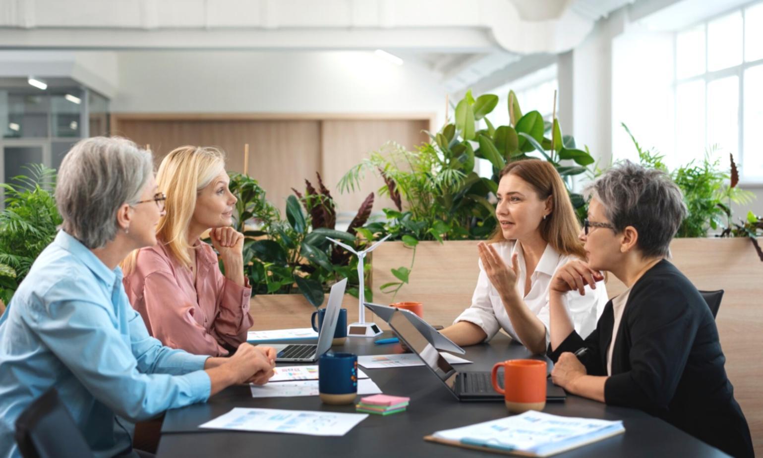 Sesión práctica de planificación presupuestaria con materiales educativos reales